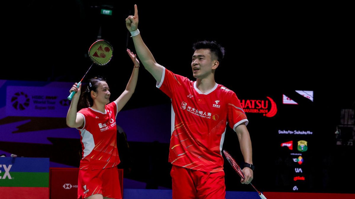 Indonesia Masters 2024 Champion Trophy Zheng Siwei Falls And Is Destroyed At Istora