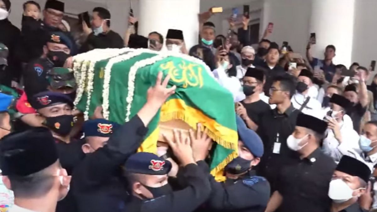Carrying Arkana, Ridwan Kamil Departs Eril's Coffin Towards The Cemetery