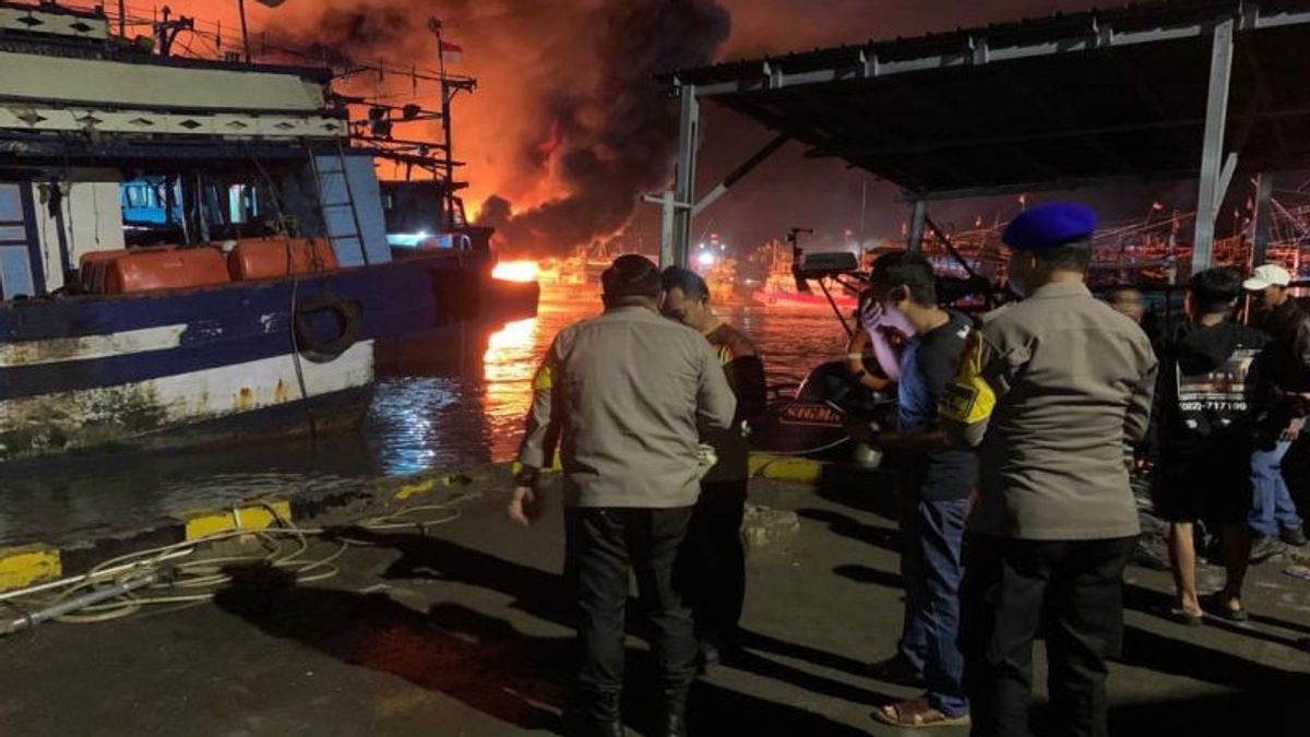 20 Ships Burned At Tegal Harbor, Cooling Still Ongoing