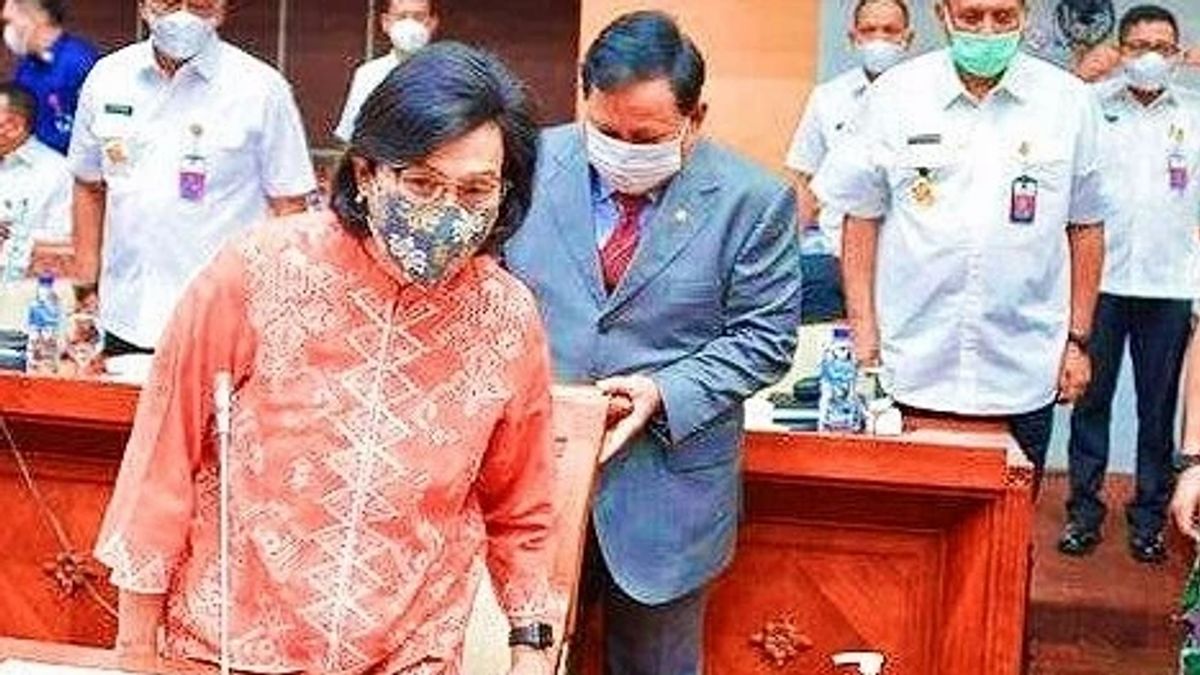 Gentleman Manner Defense Minister Prabowo Subianto Shifts Sri Mulyani's Chair, Abu Janda: Exemplary, Glorifying Women Doesn't Make Men Weak