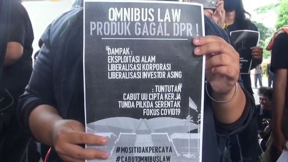 Aksi Tolak UU Cipta Kerja di Jababeka Bentrok dengan Polisi, 2 Mahasiswa Terluka Parah