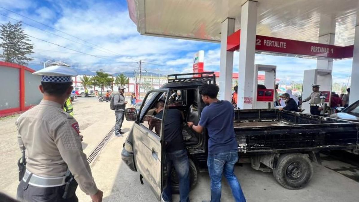 油箱改装，10辆完整的汽车，司机被Jayawijaya警察拘留，同时排队领取补贴燃料内容