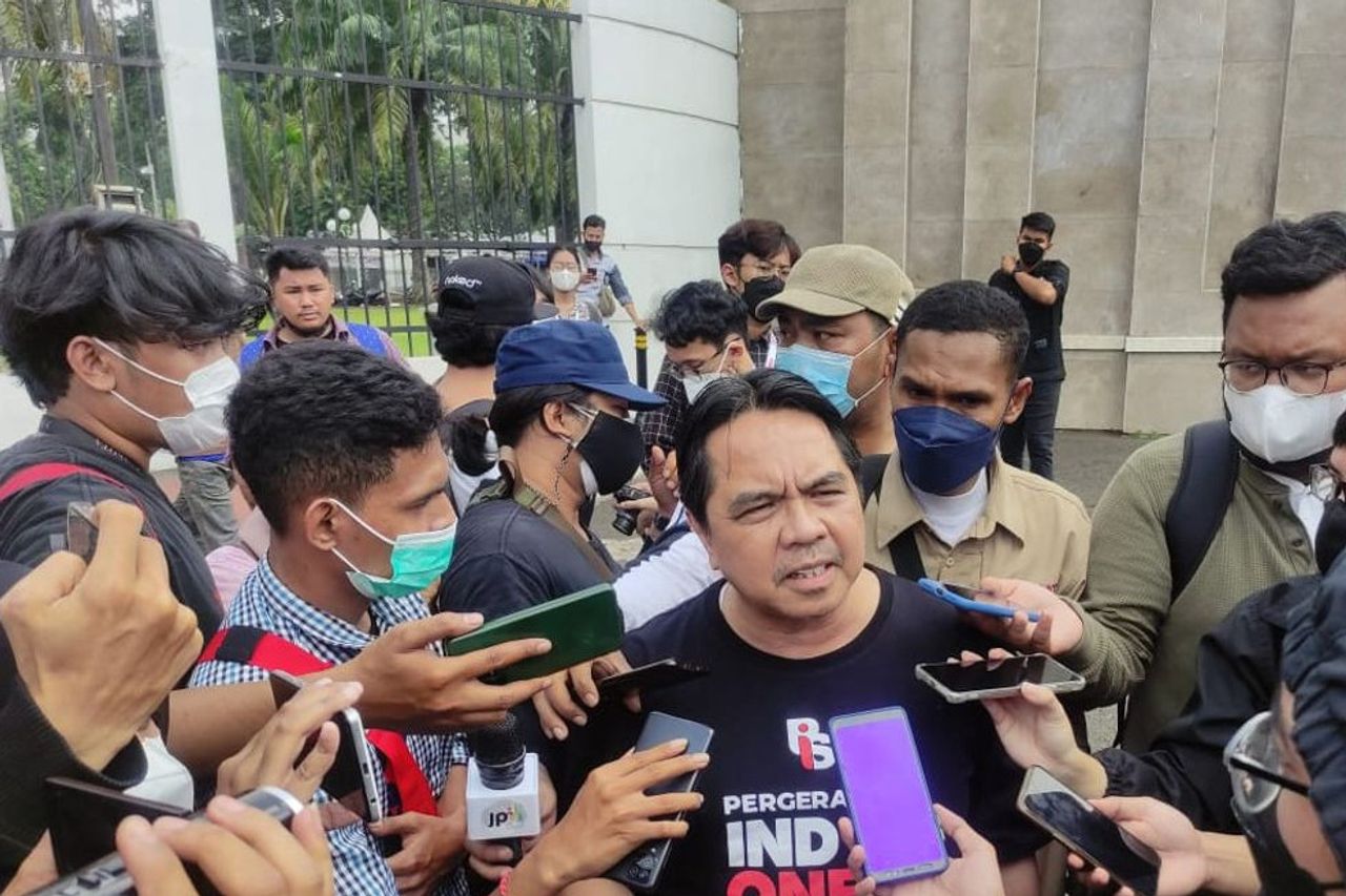 Ade Armando Battered Beaten By Protesters At The DPR Building, Police Intervene To Investigate The Culprit