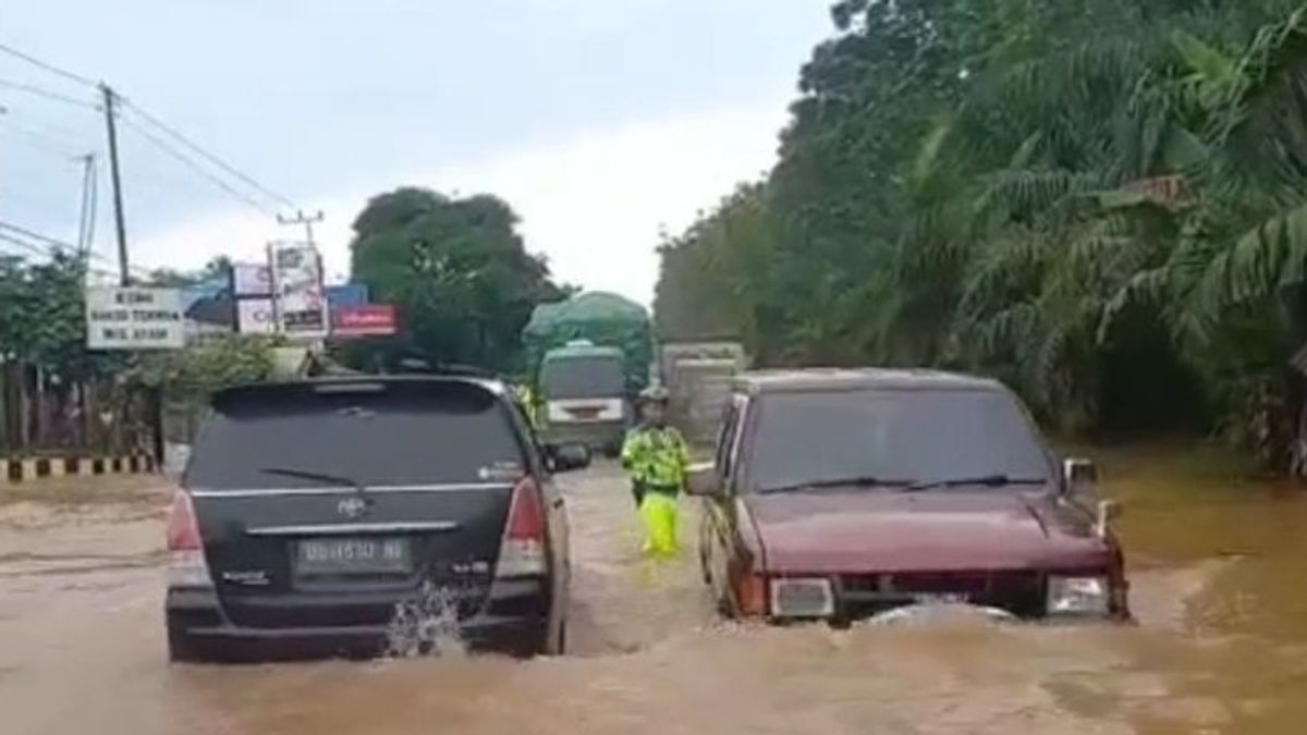 1.5 Meter High Flood Inundates Palembang - Betung