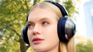 Dyson Luncurkan Headphone Canggih dengan Teknologi Reduksi Kebisingan dan Purifikasi Udara