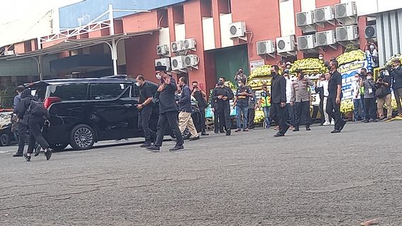 Tiba di Terminal Kargo Bandara Soetta, Ridwan Kamil Sempat Lambaikan Tangan ke Awak Media