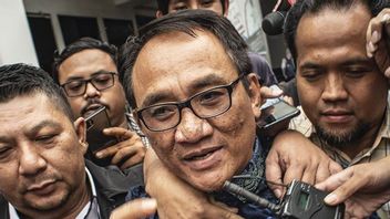 MAKI提醒Andi Arief来到KPK接受有关涉嫌贿赂PPU摄政者的审查，而不是被强行带走