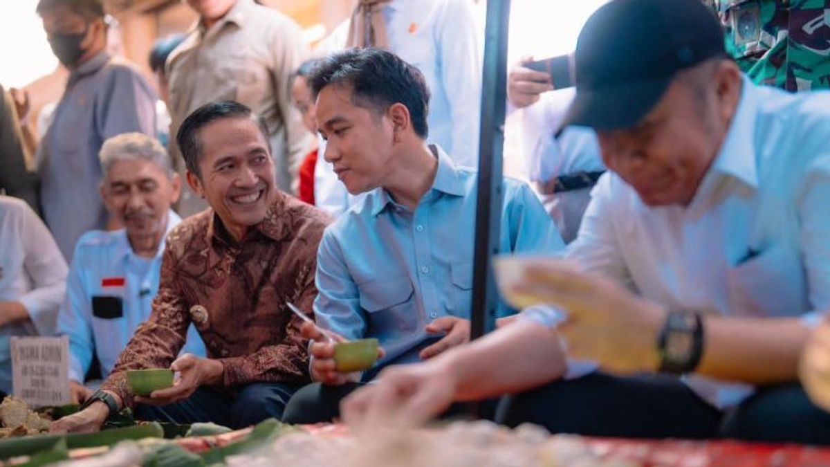 Visiting South Sumatra, Gibran Had Time To Eat Pempek With Walkot Palembang At 16 Ilir Market