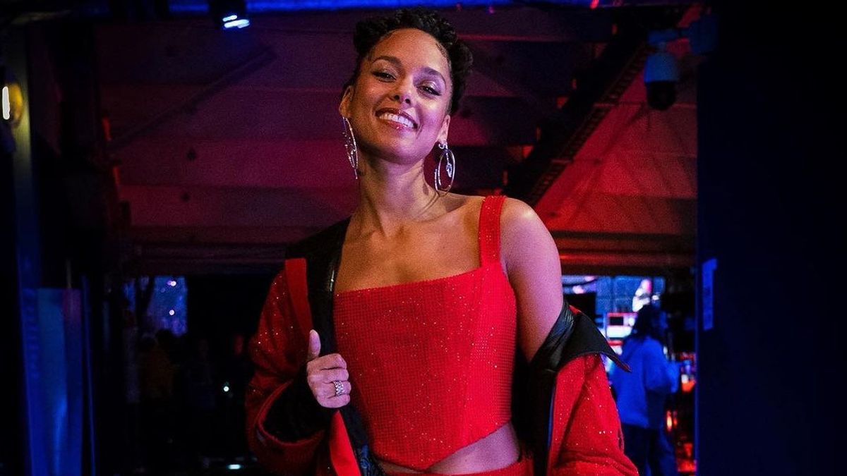 Alicia Keys surprend les fans de la gare de Londres