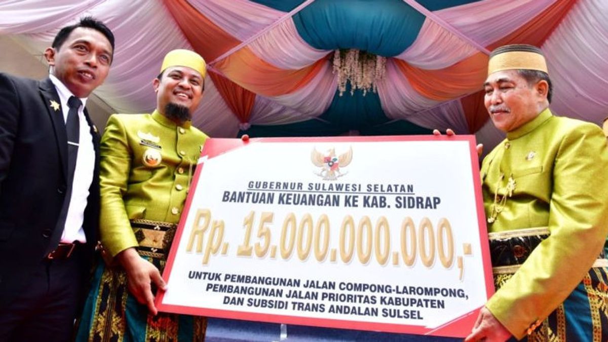 حاكم جنوب سولاويزي يسلم 15 مليار روبية إندونيسية من المساعدات المالية لسيدراب