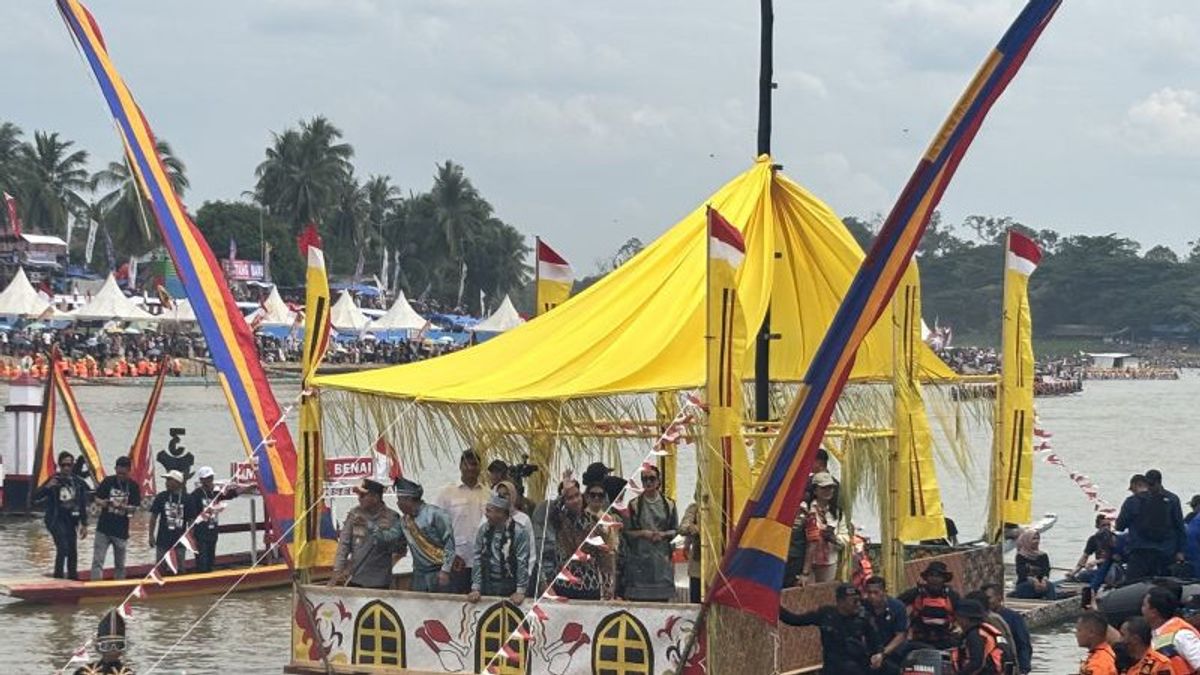 Gibran et Selvi Ananda 'Cicipi' Sampan Hias avant l'ouverture du Festival de la ligne de Kuansing
