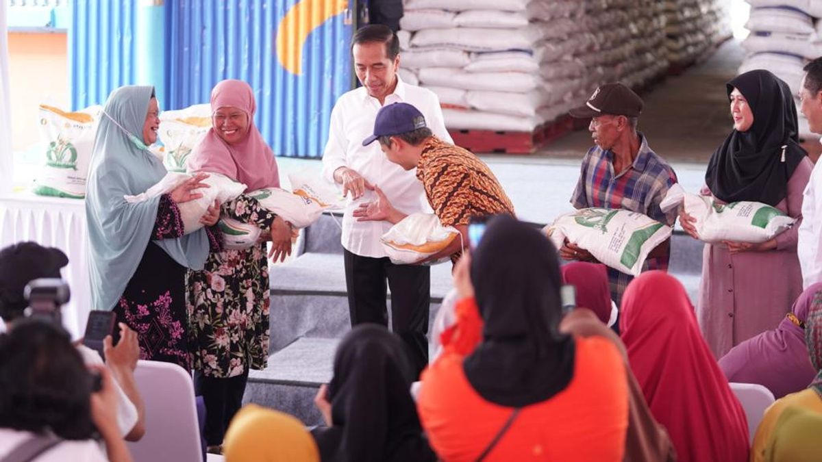 Cegah Dampak Inflasi, Jokowi Resmi Luncurkan Bansos Beras hingga November