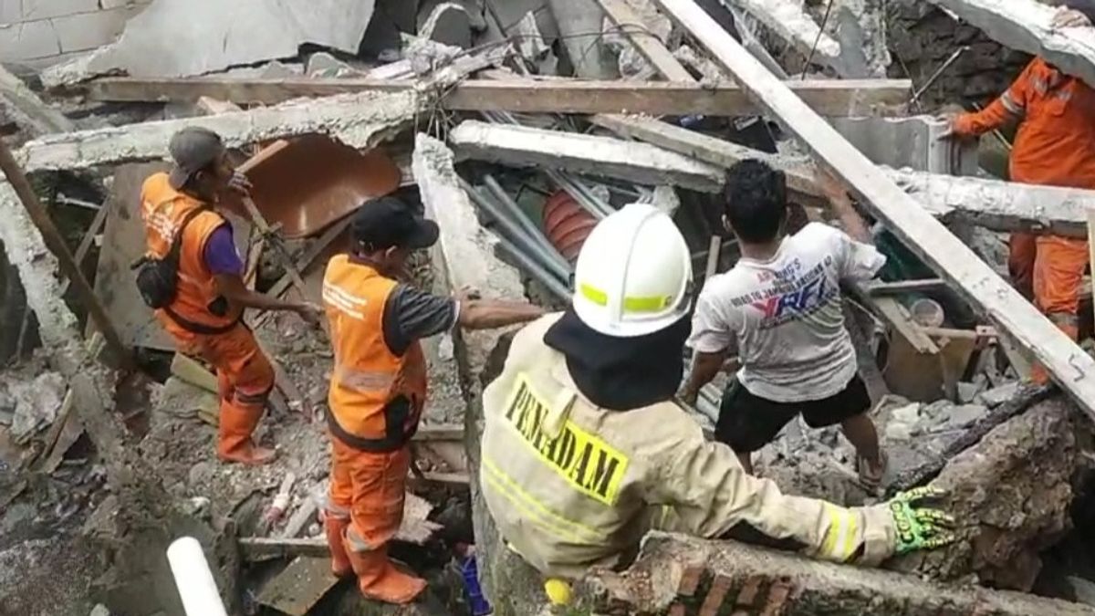 Ronda Post In Kramat Jati Collapses, Two Women Are Hit By Buildings