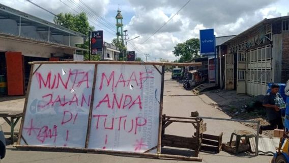 Warga Pattalasang Gowa Blokade Jalan Poros yang Rusak Parah