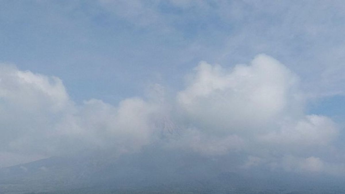 塞梅鲁火山喷发伴随着热云发射