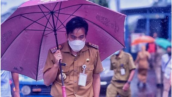 Mas Gibran's Purplish Pink Umbrella, Behind Instructions To Fix Drainage So That Banjarsari Does Not Flood Again