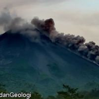 Merapi Luncurkan Awan Panas Guguran Sejauh 1.800 Meter ke Barat Daya