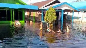 Korban Banjir di Kotawaringin Timur Mengharapkan Bantuan Air Bersih