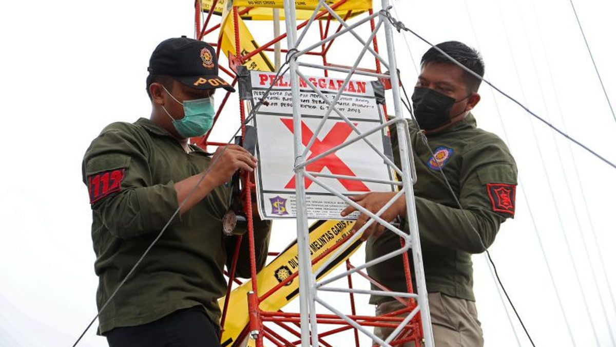 Surabaya Satpol PP Seals 5 Telecommunication Towers Not Pocketing IMB