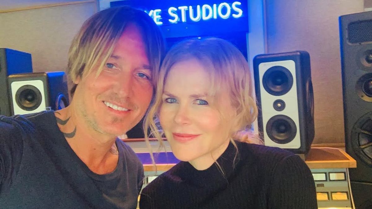 Divorce, Keith Urban Keeps Putting Photos Of Nicole Kidman At The Latest Concert
