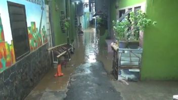 磅梅拉尤村的成年人洪水已经开始退去