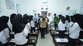 Gaji PMI Besar, Menteri Karding Minta Siswa BLK Plumbon Cirebon Asah <i>SKill</i> Bahasa untuk Tangkap Peluang
