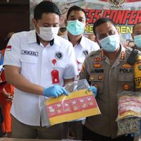 登巴萨警方逮捕了37名从摇头丸到大麻案件的嫌疑人
