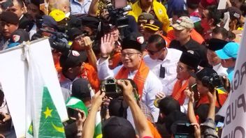 Arriving At KPUD Jakarta, RK-Suswono Waves Greet Supporters