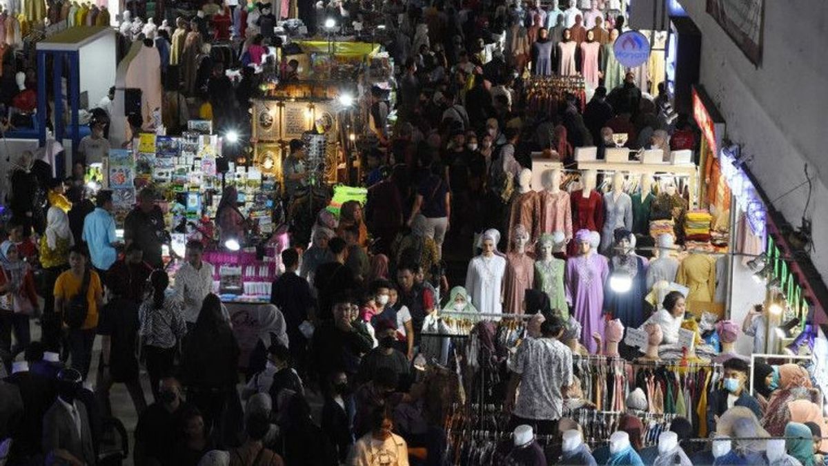 Jelang Lebaran, Omzet Pedagang Pakaian Pasar Tanah Abang Tembus Rp12 Juta per Hari