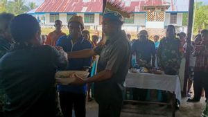 Koramil 1708- 02/BU Bantu Warga di Biak Numfor Papua Selesaikan Masalah Asusila Secara Adat