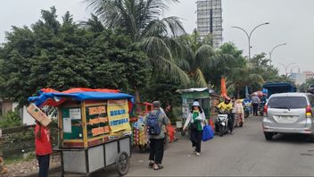 قبل رمضان، تم تنظيم الباعة المتجولين في جاكرتا في جاكرتا
Arabic: قبل رمضان، تم تنظيم الباعة المتجولين في جاكرتا