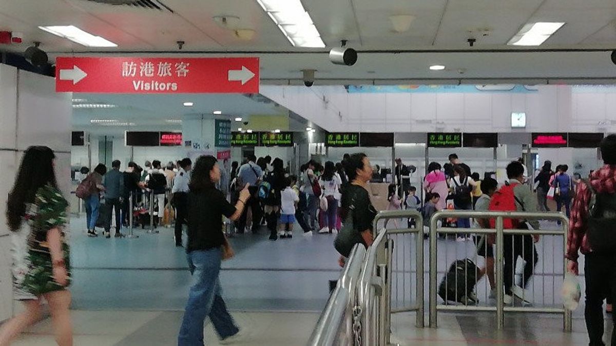 Continued Wave Of COVID-19, Shenzhen Border Crowded With Hong Kongers