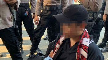 Supporter Timnas Indonesia Tertangkap Membawa 5 Botol Vodka dan Flare di GBK