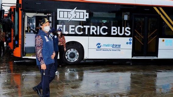 中国からのBYDと協力して、バクリー・コングロマリット・ファミリーはDKIジャカルタ州政府の指導者アニス・バスウェダンに30台の電気バスを販売することに成功しました