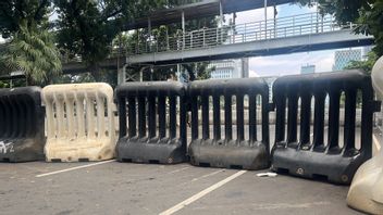 Cet après-midi, il y a eu une manifestation de Pemakzulan Jokowi, étudiant rue de rond-point HI au palais présidentiel