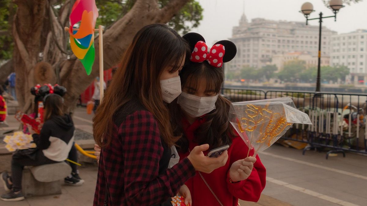 يرحب السكان بتخفيف قاعدة صفر COVID في الصين ، لكنهم قلقون أيضا بشأن العدوى