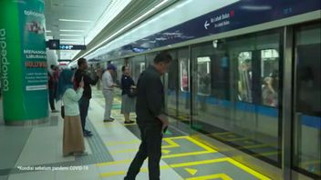 MRT Jakarta Subit Des Perturbations, Les Passagers Du Train Au Milieu De La Voie évacués
