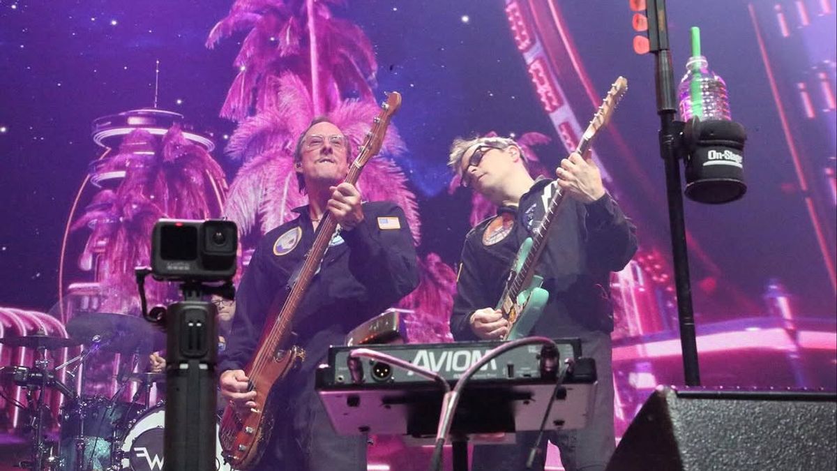 Weezer Jadi Tamu Kejutan di Coachella, Ungkap Tengah Siapkan Film