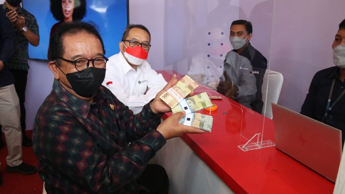 印度尼西亚银行在巴厘岛为吉利马努克港的返乡者准备货币兑换服务