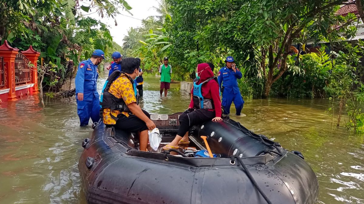 50 Centimeters Flood In Cilacap Regency, Officers Evacuate Residents While Distributing Social Assistance