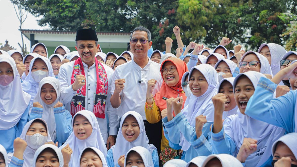 Visiting SMPN In East Jakarta, Heru Budi Reminds Students Not To Smoke
