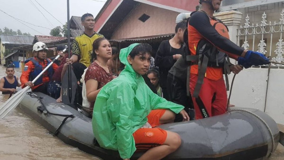 Carry Out 6 Karet Boats, Manado Basarnas Prioritizes The Evacuation Of The Elderly, People Sick, Children And Mothers Of Flood Victims
