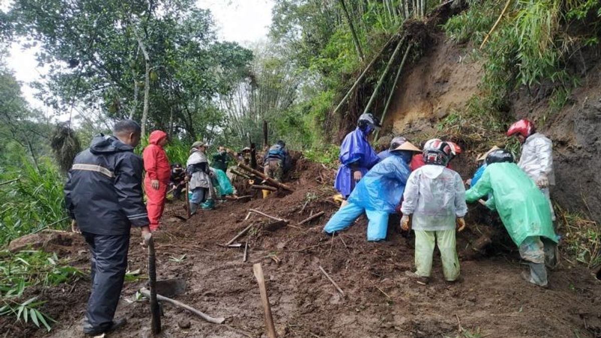 Landslide Material Closes Roads In Boyolali Overcome, Cars Can Pass