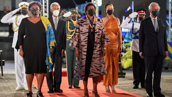 Resmi Jadi Republik: Barbados Beri Penghargaan untuk Pangeran Charles, Nobatkan Rihanna Sebagai Pahlawan Nasional