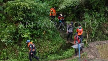 Cuaca Buruk, Tim SAR Evakuasi Jenazah ATR 42-500 Lewat Jalur Darat