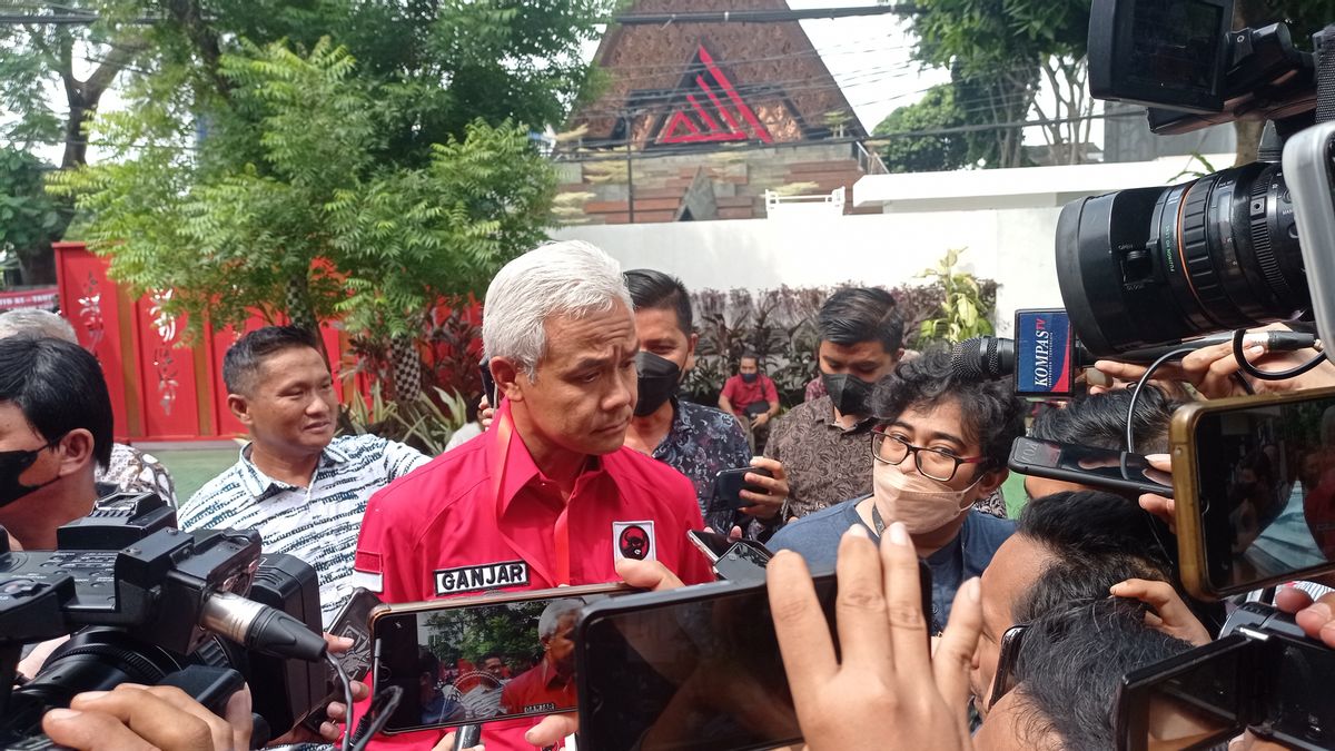 Red Shirt With PDIP Emblem, Ganjar Pranowo Attends Regional Head Coordination Meeting