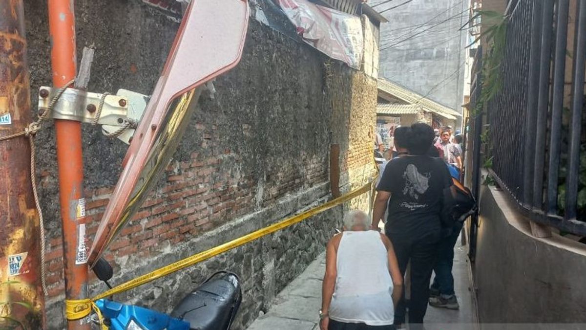 警方透露,SMPN 132 Cengkareng Cengkareng学生因吸烟欲望而从4楼摔倒