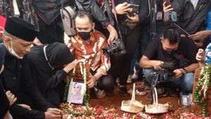 Pemakaman Vanessa Angel dan Suami Dihadiri Berbagai Kalangan, Termasuk Roy Suryo