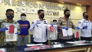 2 Pemuda Penjual Ijazah Palsu Ditangkap, Polda Jatim Beberkan Modusnya