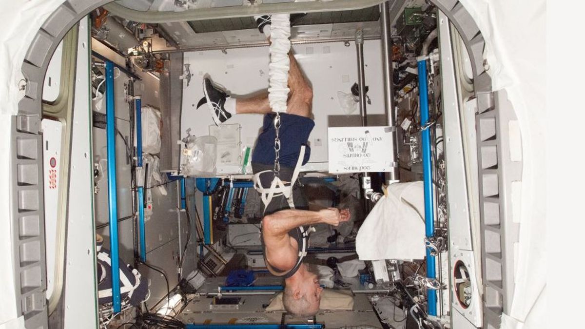 在太空宇航员也必须锻炼， 下面是它如何去
